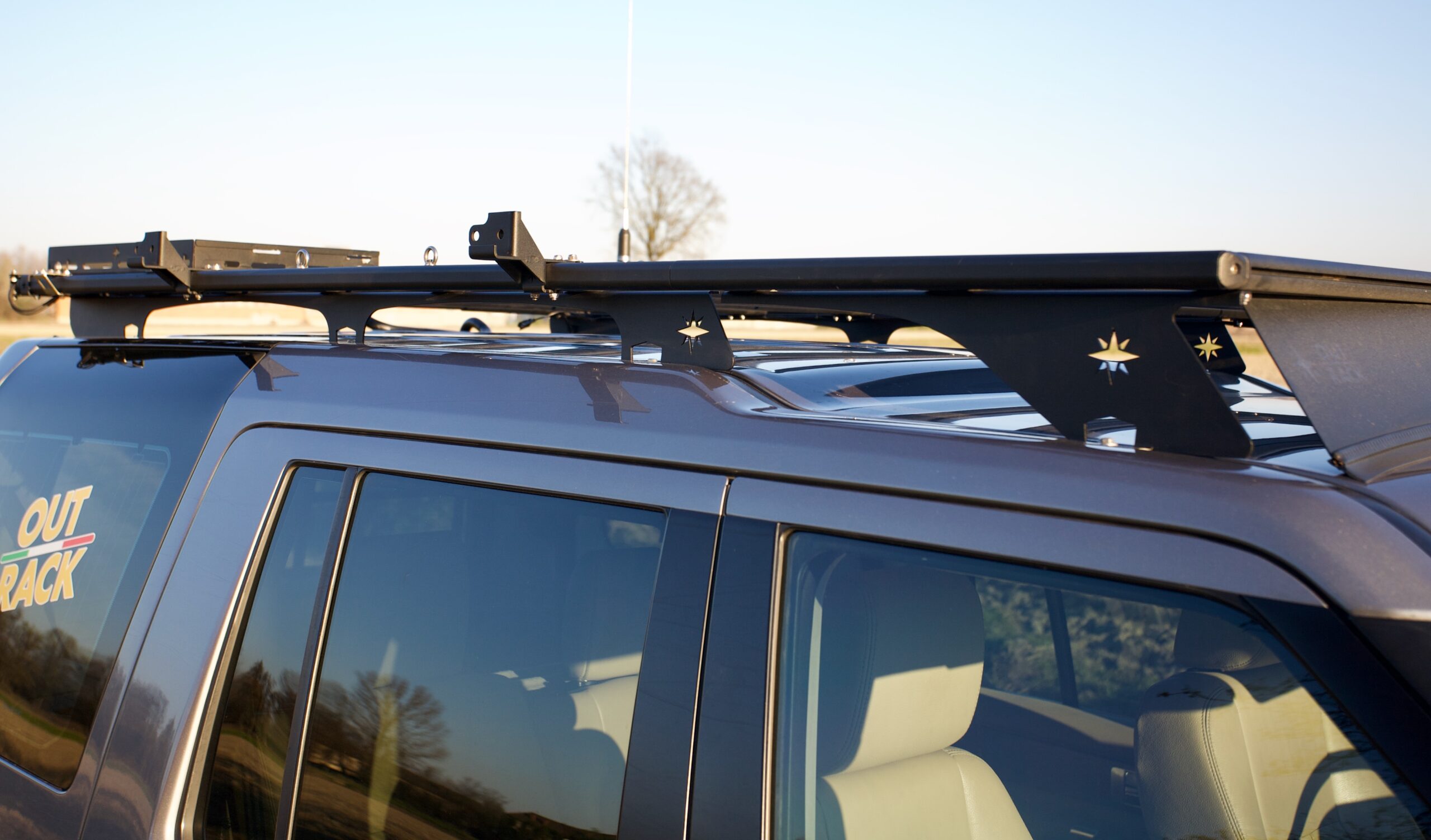 Black Aluminum Roof Rack Cross Bars For Land Rover Discovery 3 & 4 – Anti-Theft Lock Included